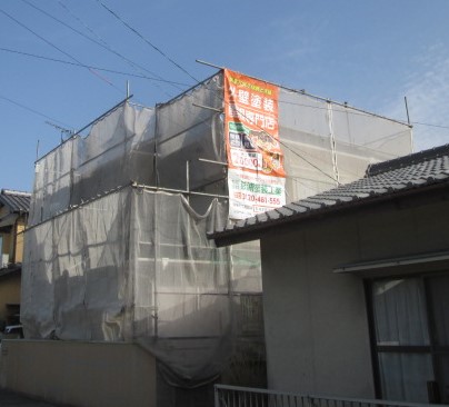 松山市N様邸の外壁・屋根塗装の着工です。