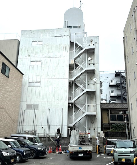 松山市テナントビルの外壁塗装・防水工事が始まりました！